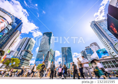 日本の東京都市景観10月17日。インバウンド続く…外国人観光客らで賑わう渋谷スクランブル交差点… 日本の東京都市景観10月17日。インバウンド続く…外国人観光客らで賑わう渋谷スクランブル交差点… 132101595