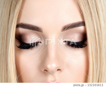 アイメイクを強調した女性のクローズアップ 132101611