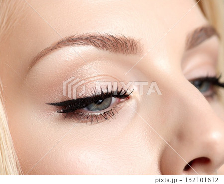 アイメイクを強調した女性のクローズアップ 132101612
