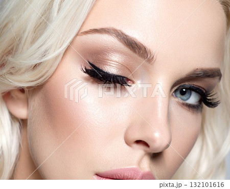 アイメイクを強調した女性のクローズアップ 132101616