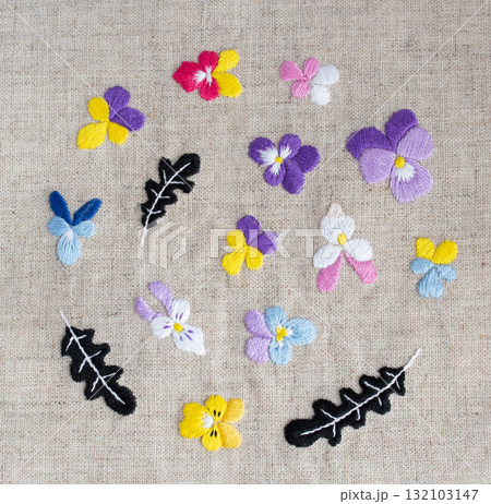 おしゃれなビオラの手刺繍のセット2 132103147