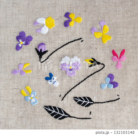 おしゃれなビオラの手刺繍のセット1 132103148