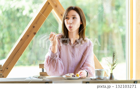 カフェでスイーツを食べる女性 カフェでスイーツを食べる女性 132103271