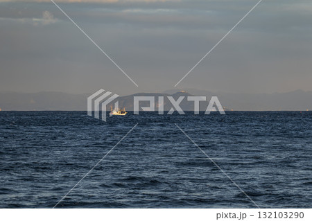 青森県大間崎から見える函館山 ※青森県大間町 青森県大間崎から見える函館山 ※青森県大間町 132103290