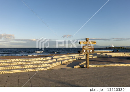 早朝の大間崎の風景 ※背景に北海道と弁天島が見える 早朝の大間崎の風景 ※背景に北海道と弁天島が見える 132103294