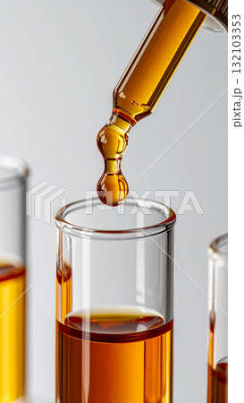 琥珀色の美容液がスポイトから滴る瞬間 研究とスキンケアを象徴する背景 琥珀色の美容液がスポイトから滴る瞬間 研究とスキンケアを象徴する背景 132103353