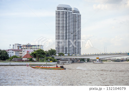 The ship sailed view from Thonburi Railway Station Pier in bangkok in the evening 132104079
