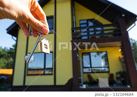 Key to house with tiny home in hands of owner near the cottage - sale, relocation, booking, cottage project, mortgage, housing and real estate insurance. Key to house with tiny home in hands of owner near the cottage - sale, relocation, booking, cottage project, mortgage, housing and real estate insurance. 132104684