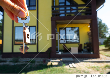 Key to house with tiny home in hands of owner near the cottage - sale, relocation, booking, cottage project, mortgage, housing and real estate insurance. Key to house with tiny home in hands of owner near the cottage - sale, relocation, booking, cottage project, mortgage, housing and real estate insurance. 132104686
