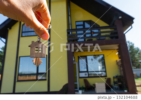 Key to house with tiny home in hands of owner near the cottage - sale, relocation, booking, cottage project, mortgage, housing and real estate insurance. 132104688