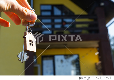 Key to house with tiny home in hands of owner near the cottage - sale, relocation, booking, cottage project, mortgage, housing and real estate insurance. Key to house with tiny home in hands of owner near the cottage - sale, relocation, booking, cottage project, mortgage, housing and real estate insurance. 132104691