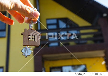 Key to house with tiny home in hands of owner near the cottage - sale, relocation, booking, cottage project, mortgage, housing and real estate insurance. 132104692