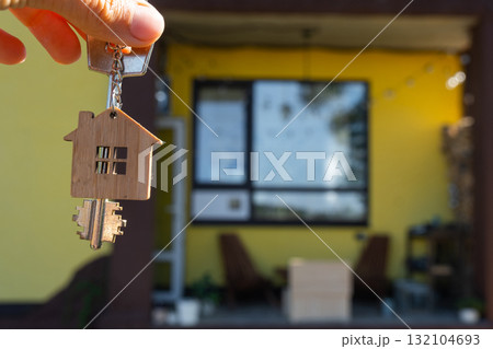 Key to house with tiny home in hands of owner near the cottage - sale, relocation, booking, cottage project, mortgage, housing and real estate insurance. Key to house with tiny home in hands of owner near the cottage - sale, relocation, booking, cottage project, mortgage, housing and real estate insurance. 132104693