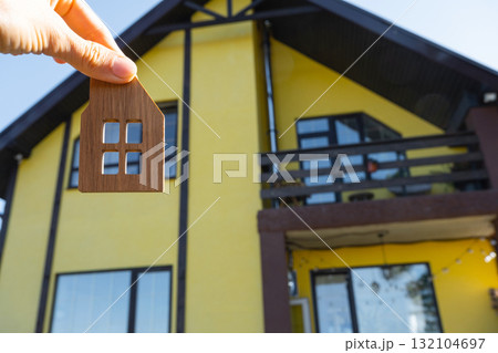 Key to house with tiny home in hands of owner near the cottage - sale, relocation, booking, cottage project, mortgage, housing and real estate insurance. 132104697