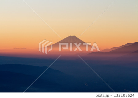 雲海と富士山の初日の出 132105624