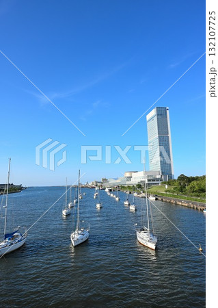 信濃川と朱鷺メッセ（新潟県） 132107725