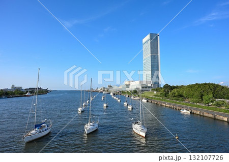 信濃川と朱鷺メッセ(新潟県) 信濃川と朱鷺メッセ(新潟県) 132107726