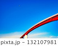 青い空に赤い橋 132107981