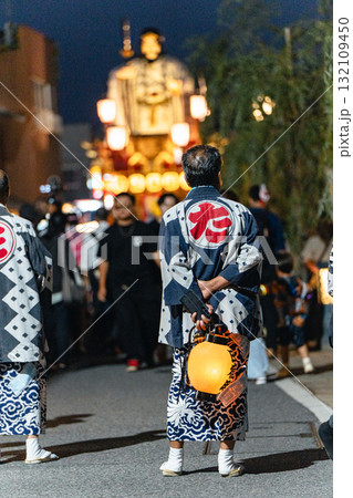 佐原の大祭(夏)本宿祇園祭 提灯を持つ法被姿の男性 佐原の大祭(夏)本宿祇園祭 提灯を持つ法被姿の男性 132109450