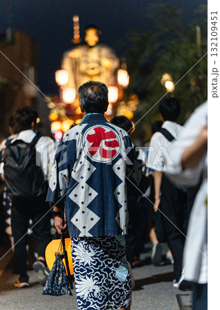 佐原の大祭(夏)本宿祇園祭 提灯を持つ法被姿の男性 佐原の大祭(夏)本宿祇園祭 提灯を持つ法被姿の男性 132109451