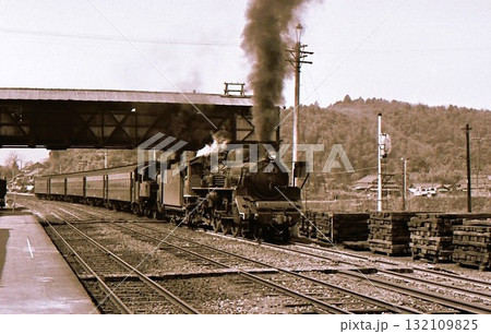 昭和43年　蒸気機関車重連旅客列車発車　c55 c11　筑豊本線　　九州　記録写真 132109825