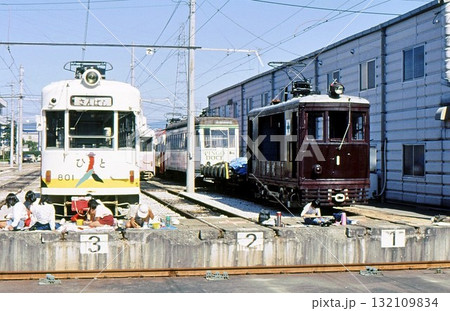 平成3年　路面電車の車庫　土佐電鉄の時代　外国電車と旧型電車　土佐電鉄　高知市　高知県　記録写真 132109834