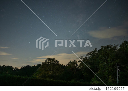 日本の岡山県高梁市の公園で見たとても美しい星空 日本の岡山県高梁市の公園で見たとても美しい星空 132109925