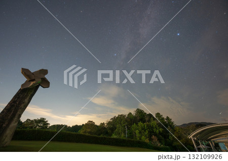 日本の岡山県高梁市の公園で見たとても美しい星空 日本の岡山県高梁市の公園で見たとても美しい星空 132109926