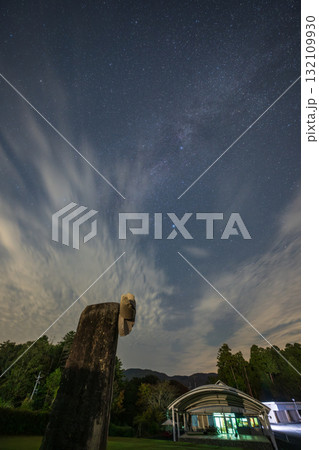 日本の岡山県高梁市の公園で見たとても美しい星空 日本の岡山県高梁市の公園で見たとても美しい星空 132109930