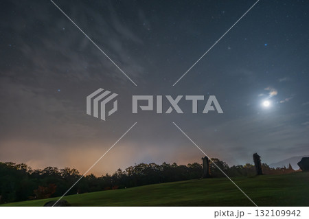日本の岡山県高梁市の公園で見たとても美しい星空 日本の岡山県高梁市の公園で見たとても美しい星空 132109942