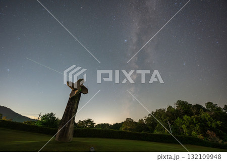 日本の岡山県高梁市の公園で見たとても美しい星空 日本の岡山県高梁市の公園で見たとても美しい星空 132109948
