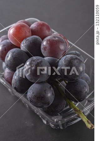ガラス皿に入った美味しそうなブドウ　ピオーネ 132110059