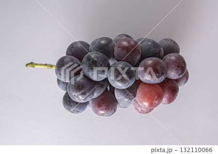 ガラス皿に入った美味しそうなブドウ　ピオーネ 132110066
