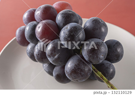 ガラス皿に入った美味しそうなブドウ　ピオーネ 132110129