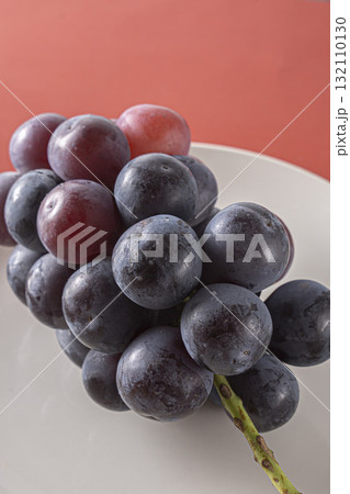 ガラス皿に入った美味しそうなブドウ　ピオーネ 132110130