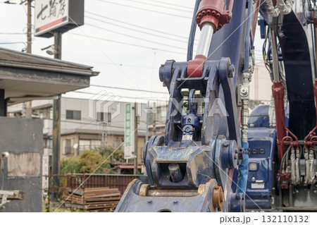 【店舗の解体と重機】 132110132