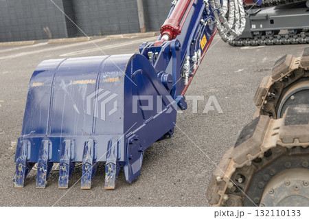 【店舗の解体と重機】 132110133