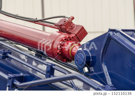 【店舗の解体と重機のシリンダー】 132110136