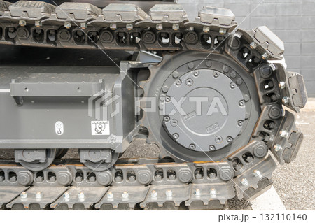 【店舗の解体と重機のキャタピラ】 132110140