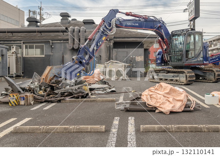 【店舗の解体と重機】 132110141
