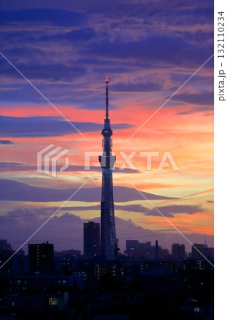 東京スカイツリーと夕焼け空 132110234