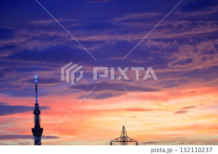 東京スカイツリーと夕焼け空 132110237