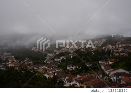 雲に覆われる街8 132110352