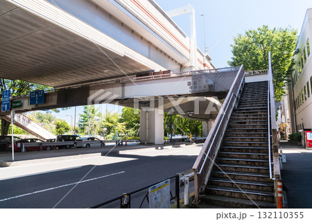 首都高速4号新宿線 京王線 下高井戸駅の北口 高速道路の高架 歩道橋 東京都世田谷区 首都高速4号新宿線 京王線 下高井戸駅の北口 高速道路の高架 歩道橋 東京都世田谷区 132110355
