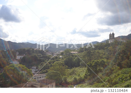 山に囲まれた町 132110484