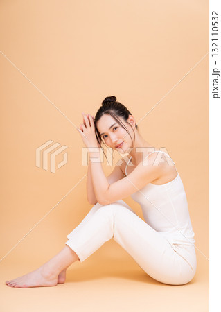 若い女性のボディケア 132110532