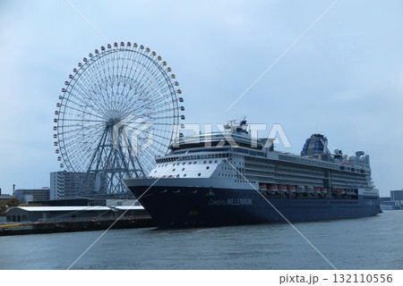 大阪港の天保山客船ターミナルに停泊中のクルーズ船「セレブリティ・ミレニアム」(遊覧船から撮影) 大阪港の天保山客船ターミナルに停泊中のクルーズ船「セレブリティ・ミレニアム」(遊覧船から撮影) 132110556