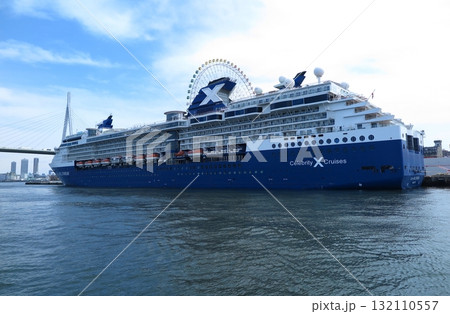 大阪港の天保山客船ターミナルに停泊中のクルーズ船「セレブリティ・ミレニアム」(遊覧船から撮影) 大阪港の天保山客船ターミナルに停泊中のクルーズ船「セレブリティ・ミレニアム」(遊覧船から撮影) 132110557