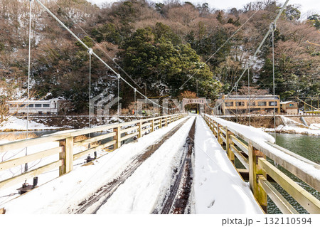 冬化粧した湯原温泉街 132110594