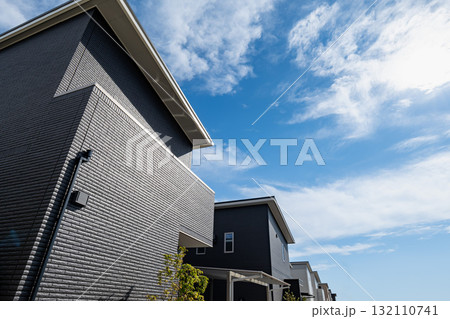 青空の下に並ぶぶモダンな一戸建て住宅の街並み 132110741
